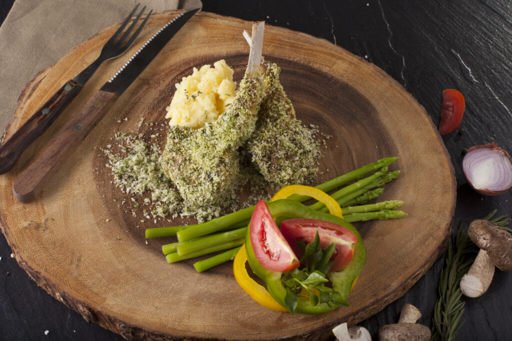 Braciole di agnello in crosta alla menta, con asparagi ...